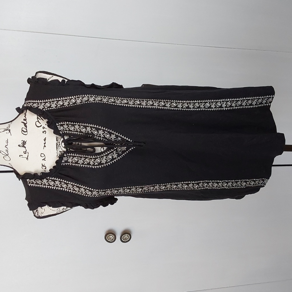 Time And Tru- Womens Black Embroidered Top White accent Ruffle detail Sz.Large